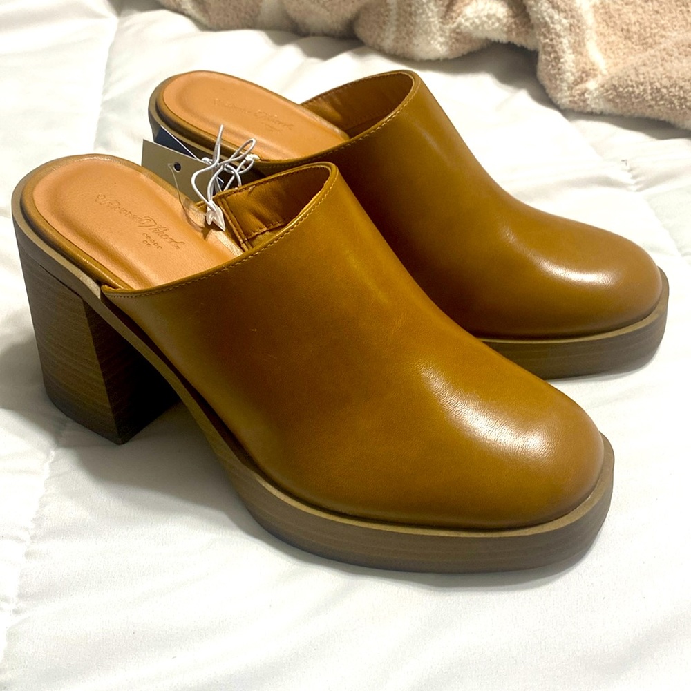 NWT Universal Thread Platform Mule Size 8